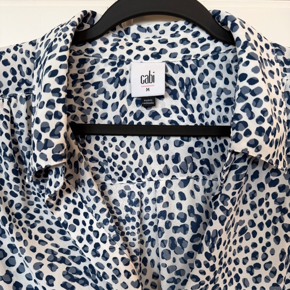 Cabi Catwalk Top – Size M – Blue & White Animal Print - Picture 2 of 4